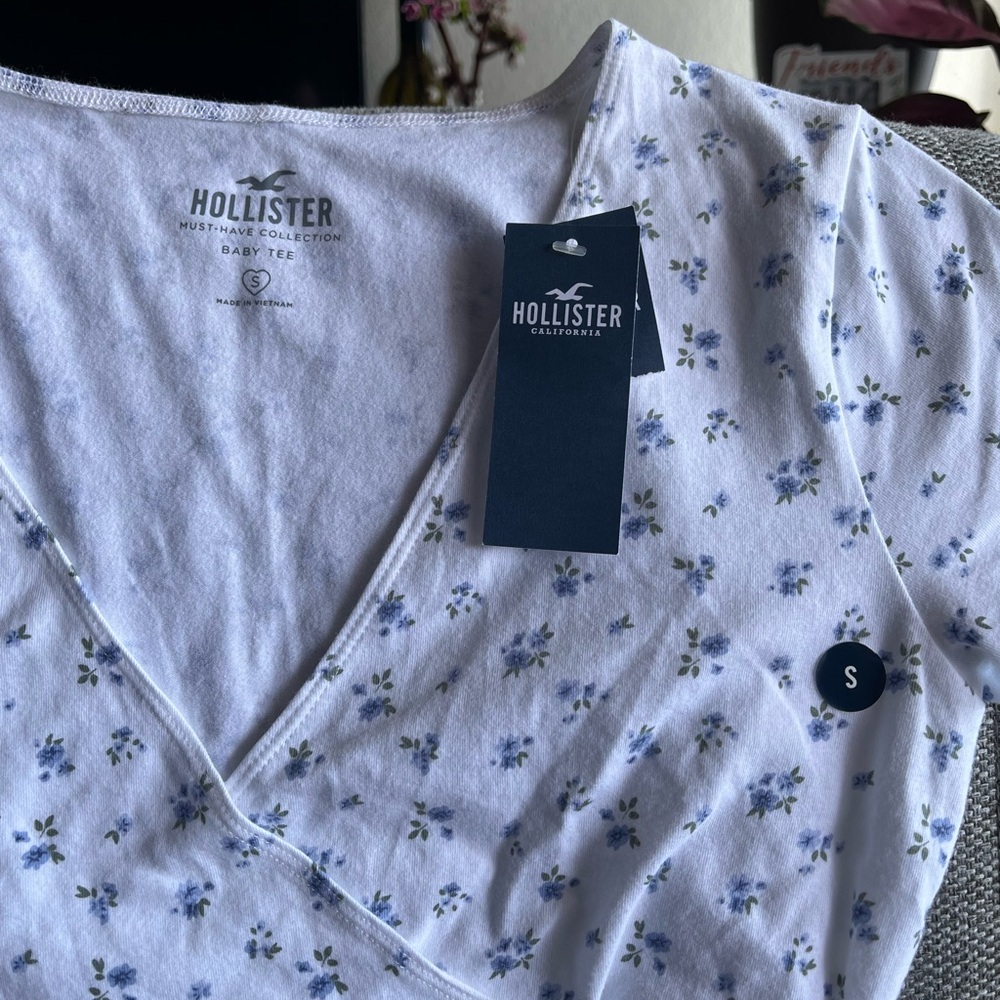 Hollister Women's White and Blue Floral Wrap Tee - Picture 2 of 5